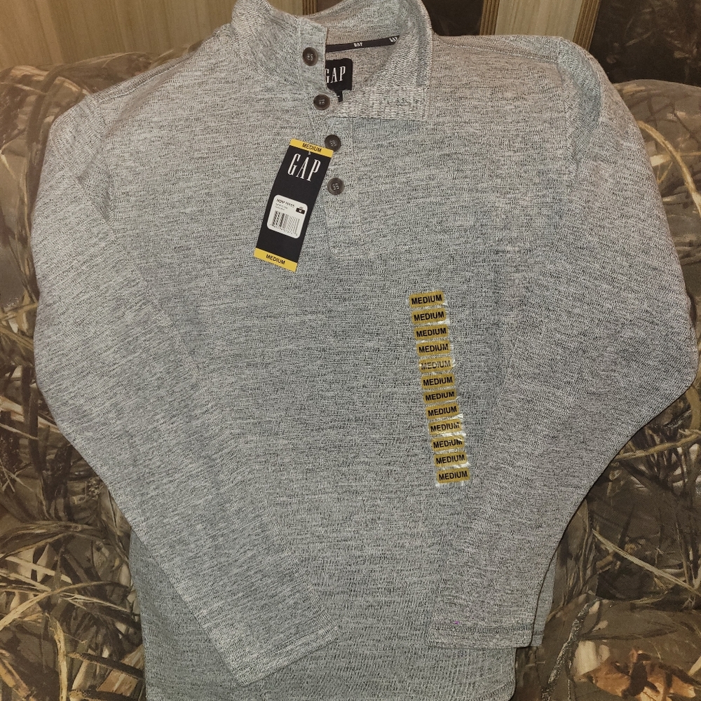 Mens GAP Castle Rock Long Sleeve sweater. Size Medium